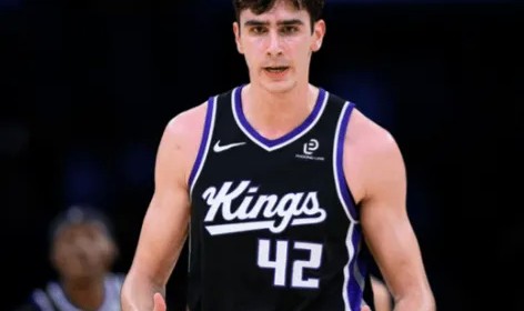 天天赢球-雷诺首发出战22分钟，5投2中得到4分8篮板5助攻1抢断