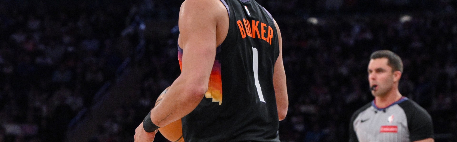 天天赢球-球队需要你！布克第三节10中7轰下16分2板1助 节末崴脚回更衣室